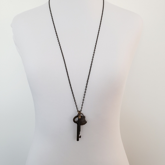 Good Works necklace antique brass - key + tassel + lock pendants layer necklace - Picture 9 of 16